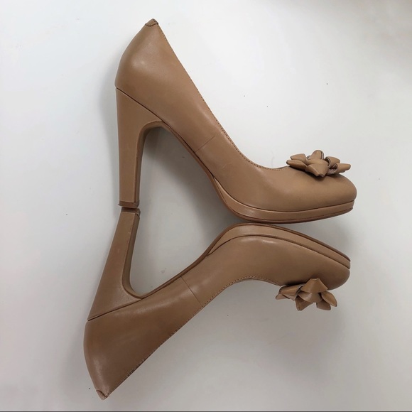 Escarpins Style & Co. Darling, Talon Haut Avec Fleur, Taille 8 US, Couleur Doré - Neuf En Boîte